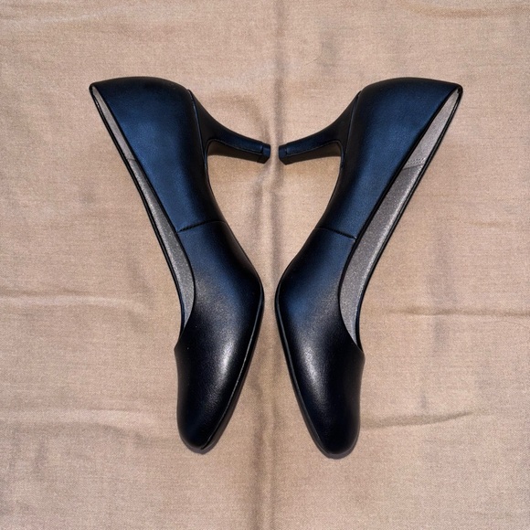 J.Renee Black Women's Pumps - Picture 2 of 6